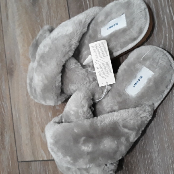 Old Navy silver fluffy slippers. NWT. Size 7 - Picture 4 of 4